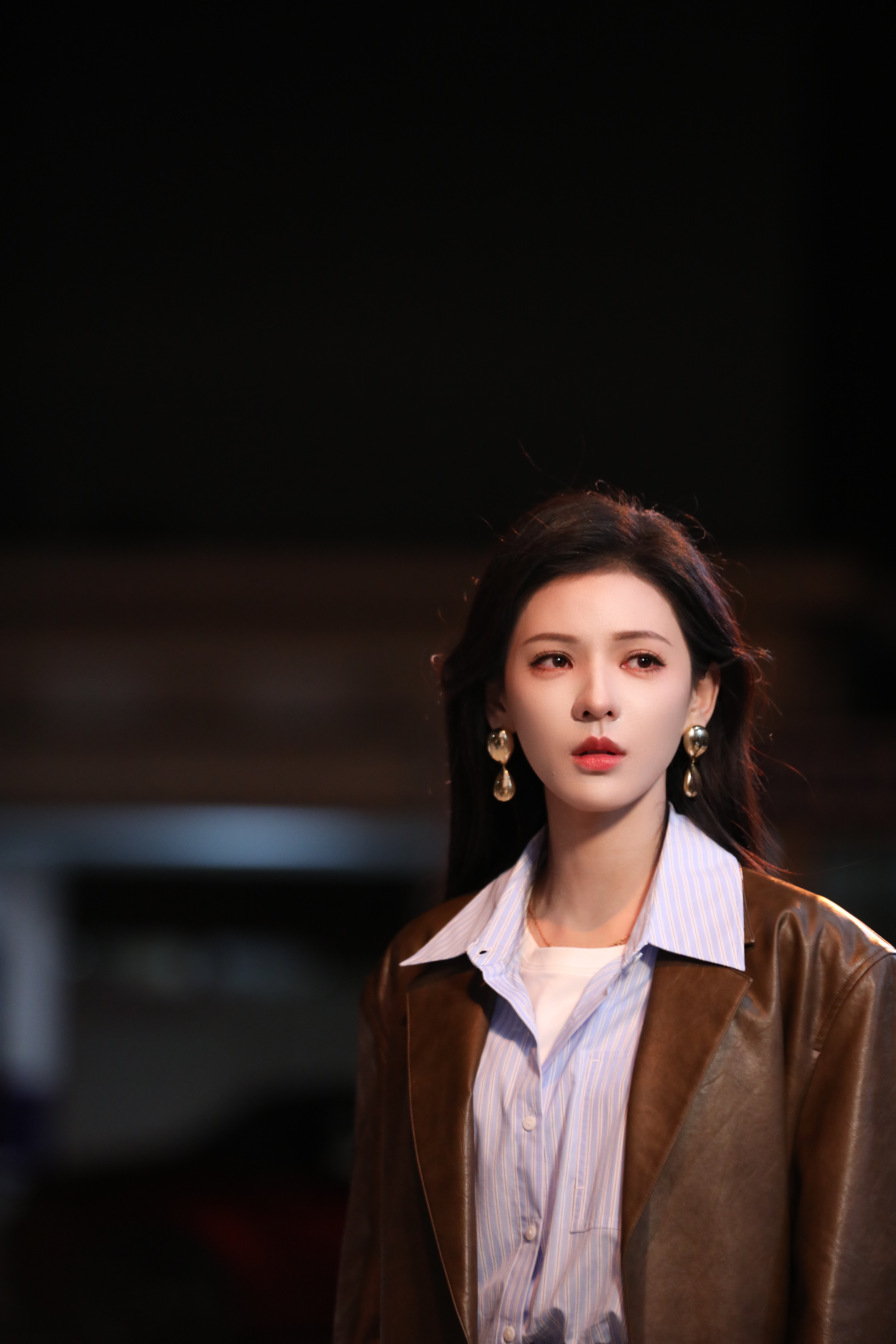 张予曦 《深情眼》叶濛☽ 剧照-棕皮衣 