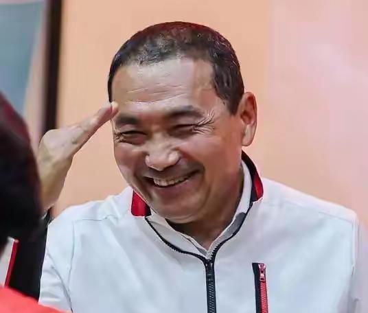 侯友宜又出来乱了。
近日，侯友宜公开表示：郑丽文坚持92共识，触碰“两岸统一”的