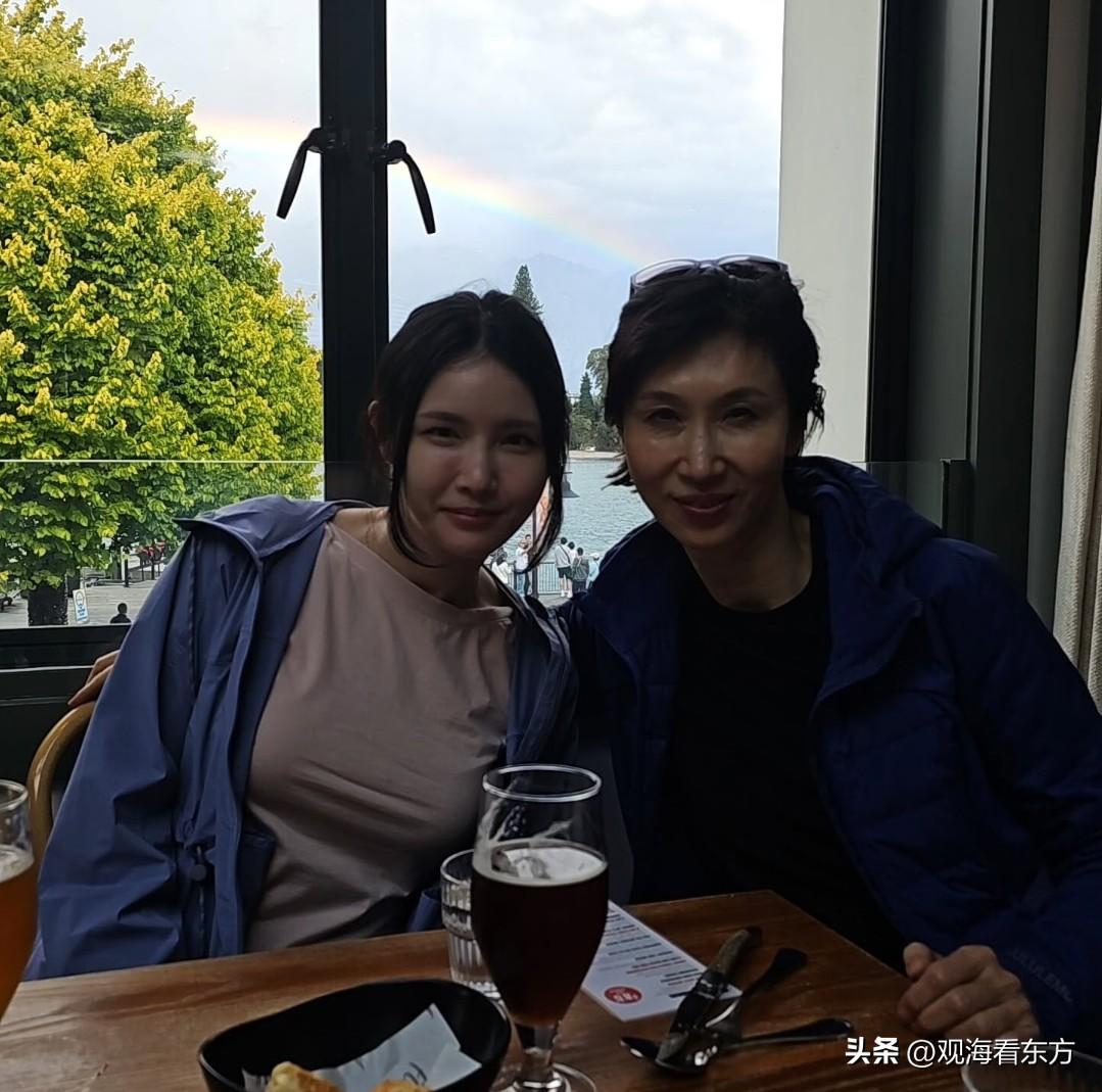 韩国前总统卢泰愚女儿、韩国驻华大使卢载宪姐姐卢素英和长女卢允祯。卢允祯也是SK株