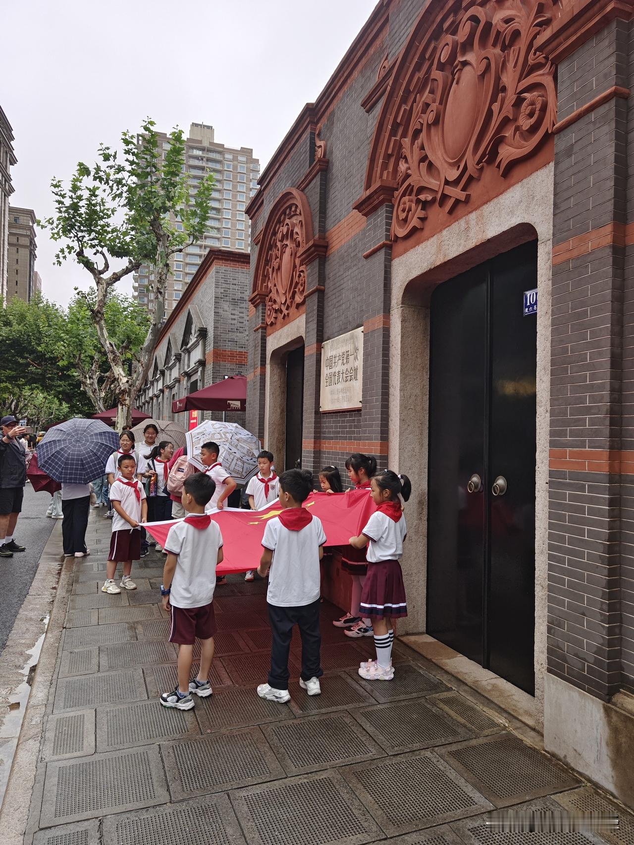 打卡一大会址，孩子暑期社会实践活动，红色主题教育。
上海市黄浦区兴业路76号（原