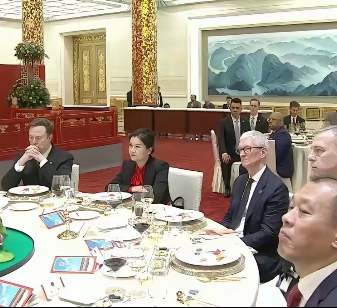 能坐在老马和老库中间的，这个女子不简单呐。 