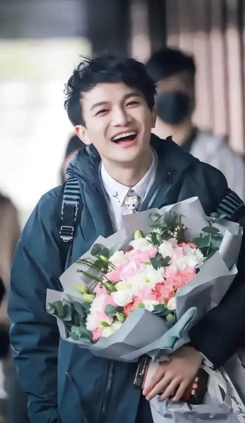 人生多么美妙，记得保持微笑！
愿深深每天都可以这样无忧无虑的开心大笑[心]周深最