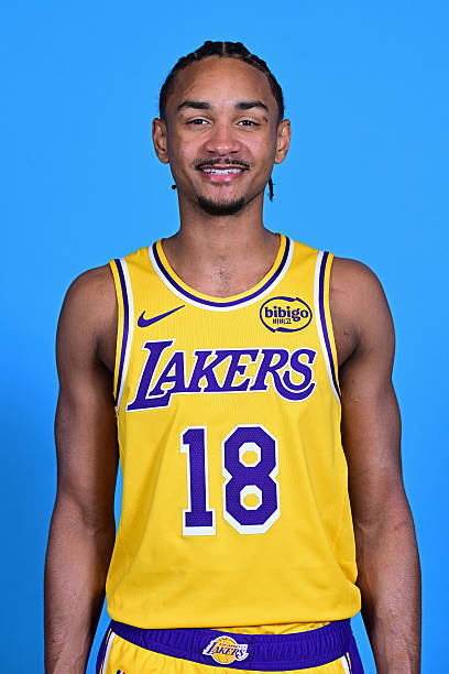 继续抽调人手湖人从南湾湖人召回了蒂耶罗，昨天克内克特、小尼克·史密斯和巴夫金已先