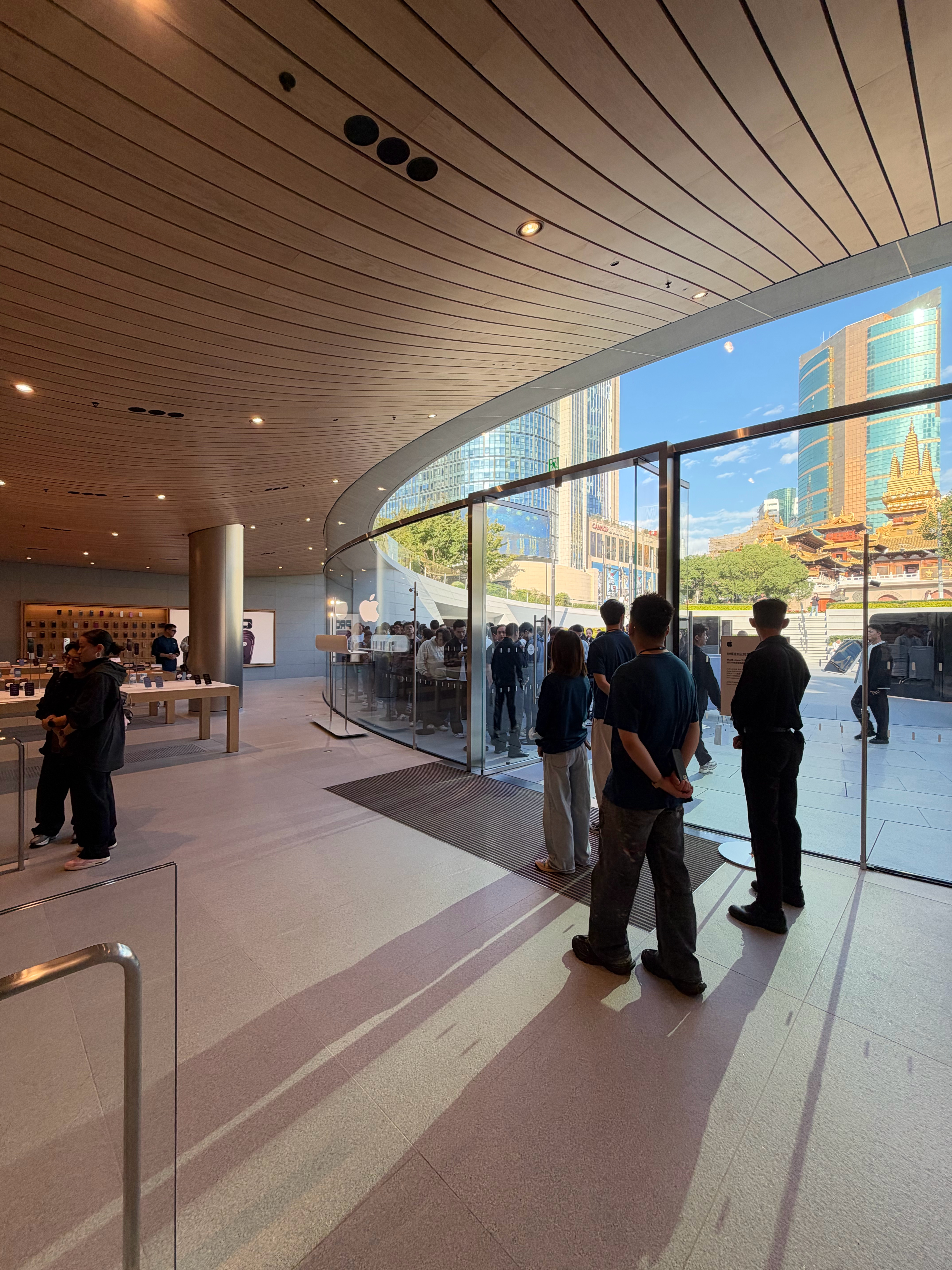 iPhoneDuo发售iPhone Duo今日发售Apple Store迎来了全