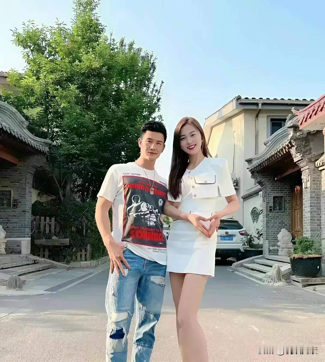 嘎子哥谢孟伟长得五大三粗的，然而他老婆却亭亭玉立，是个顶级美女。颜值不输一线大明