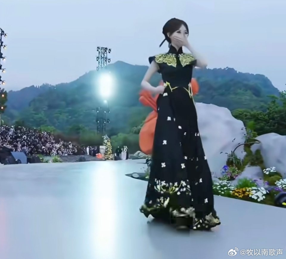 祝绪丹演我和闺蜜在正经场合的样子简直就是演我和熟人见面这种接地气的模样太讨喜了，