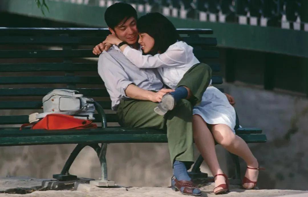 这是80年代，北京颐和园内一对正在热恋中的恋人。

在那个守旧的时代，这样已经算