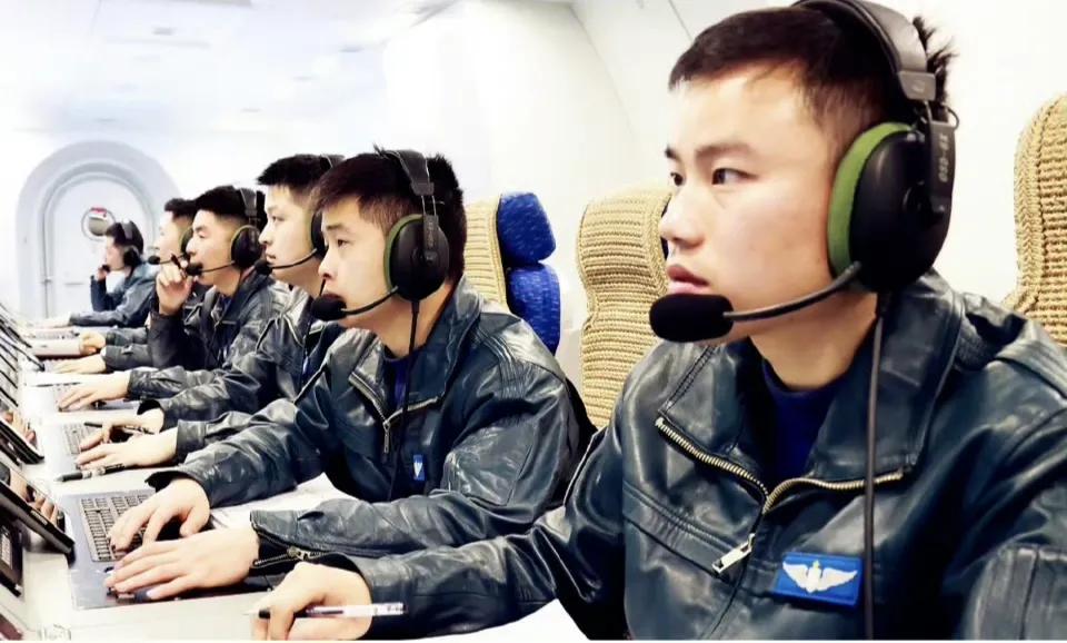 空中RNG基地，八一电子竞技战队。

那个编织的清凉靠背，满满的中国风，看着太亲