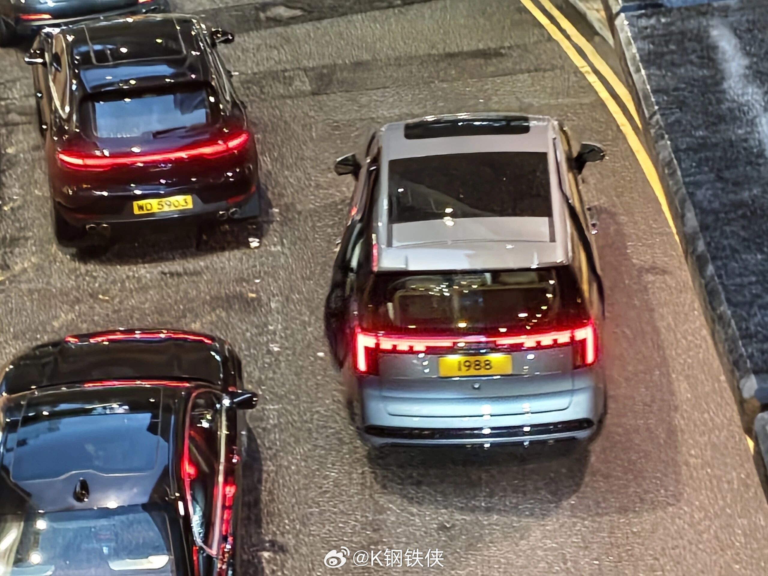 1988這個純數字車牌又是極氪009所以你能想象得到嗎？香港港島的富人有多愛極氪