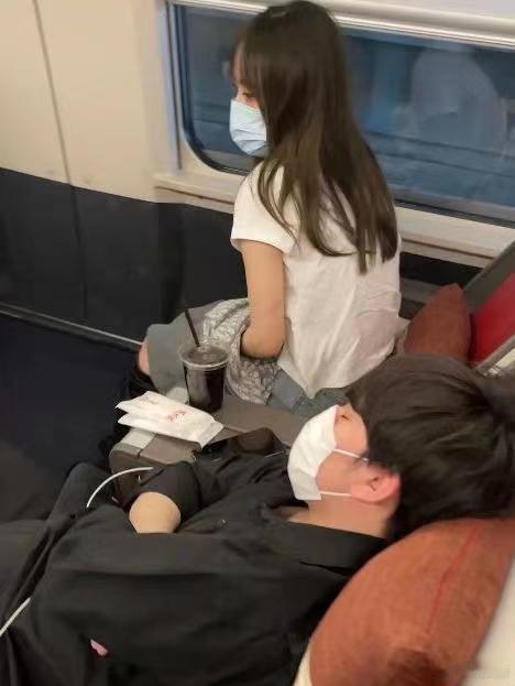 1000天了啊，阿水和55在一起都这么久了，之前情人节的时候阿水就送给55昂贵的