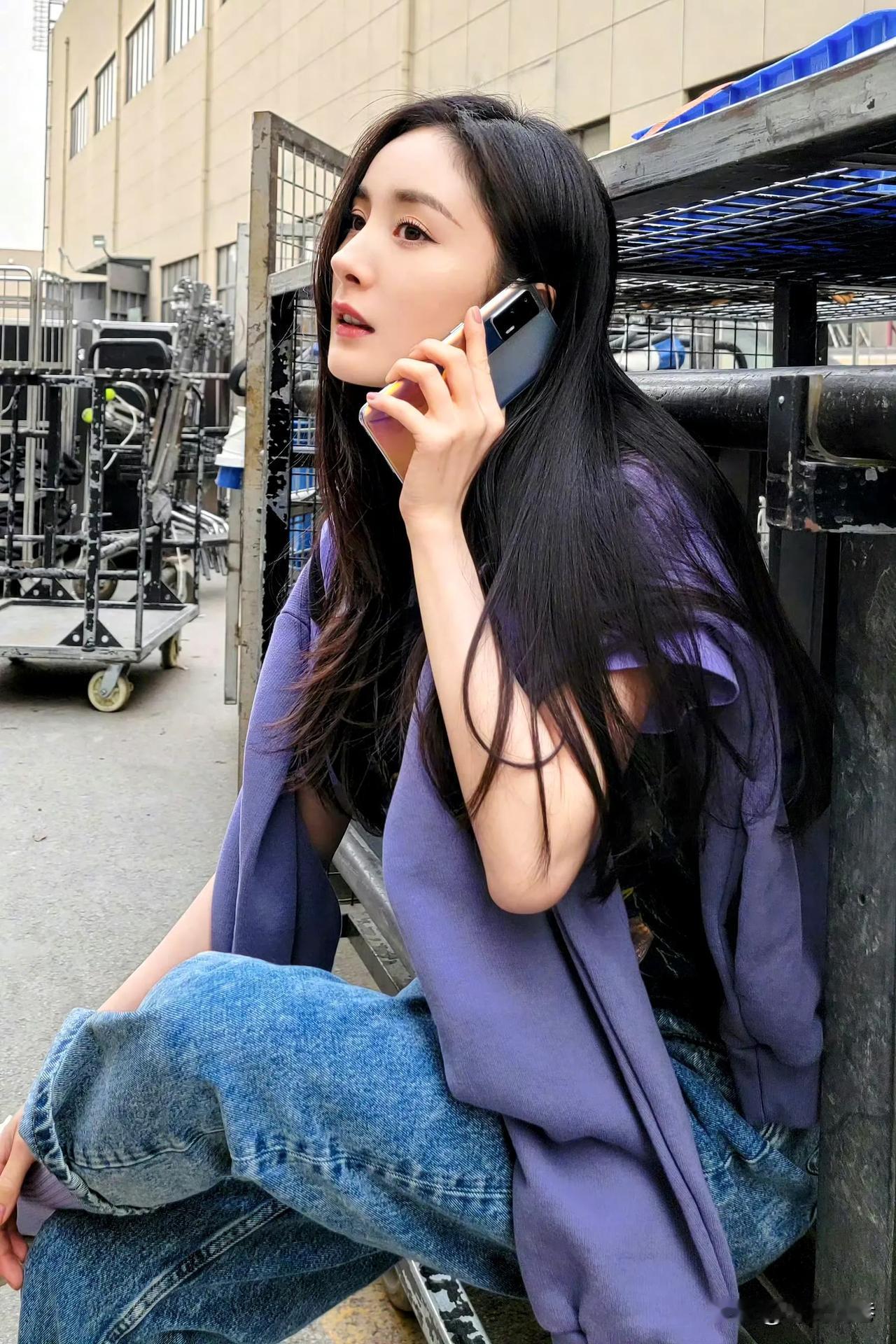打电话的杨幂，侧颜好美，这个电话是打给粉丝的吗？