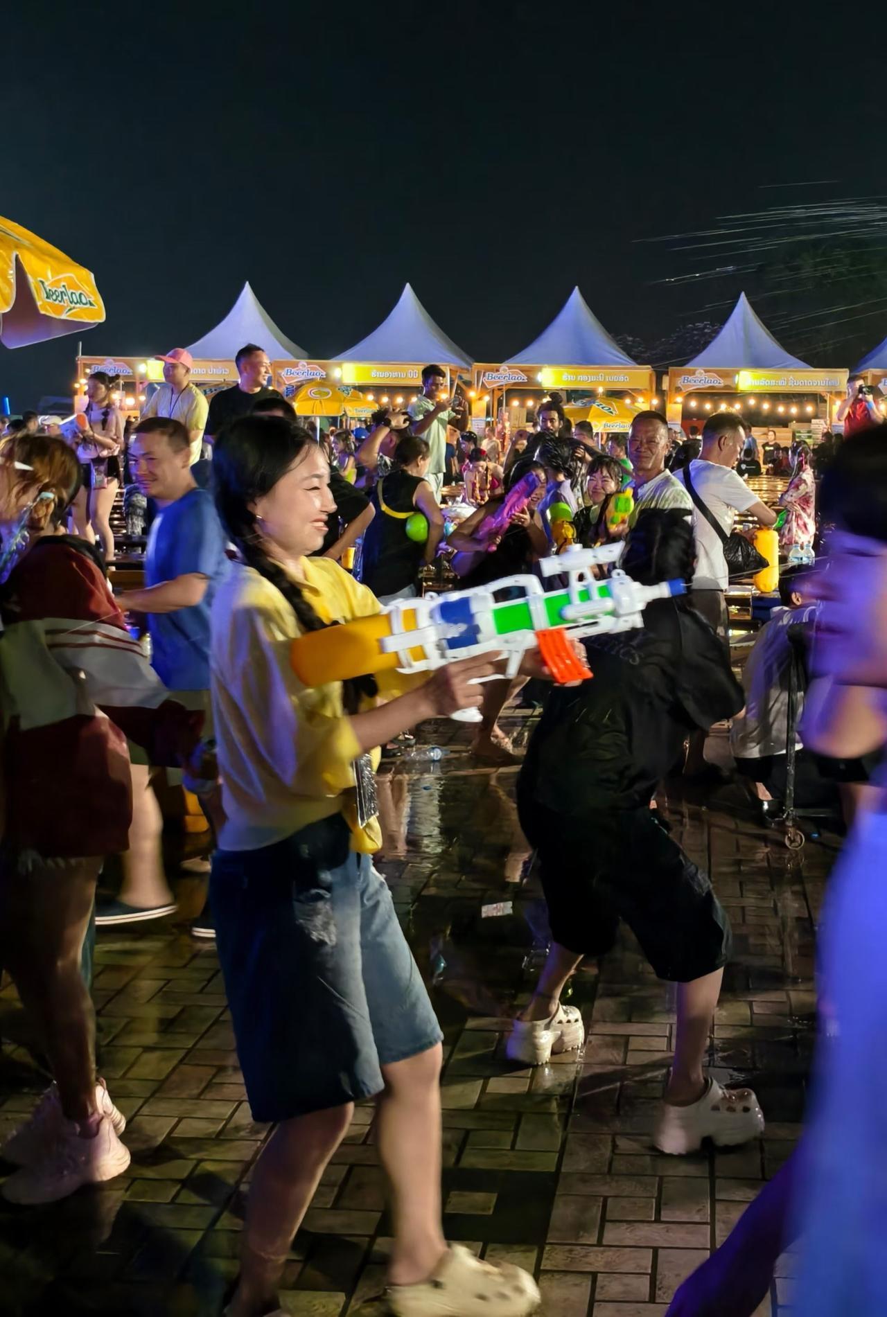 老挝琅勃拉邦，各国游客纷纷涌向湄公河边，泼水节氛围渐入佳境，已成一片欢乐的海洋[