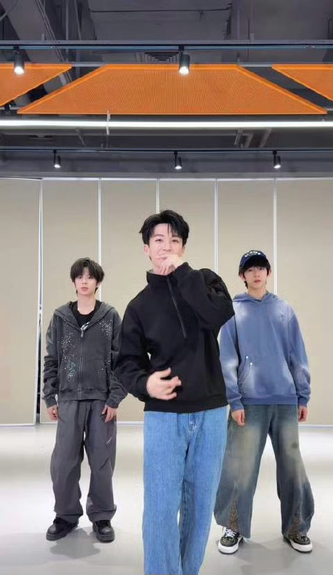 四代主舞杨博文能和实力歌手黄子前辈联动，真是梦幻联动！ 