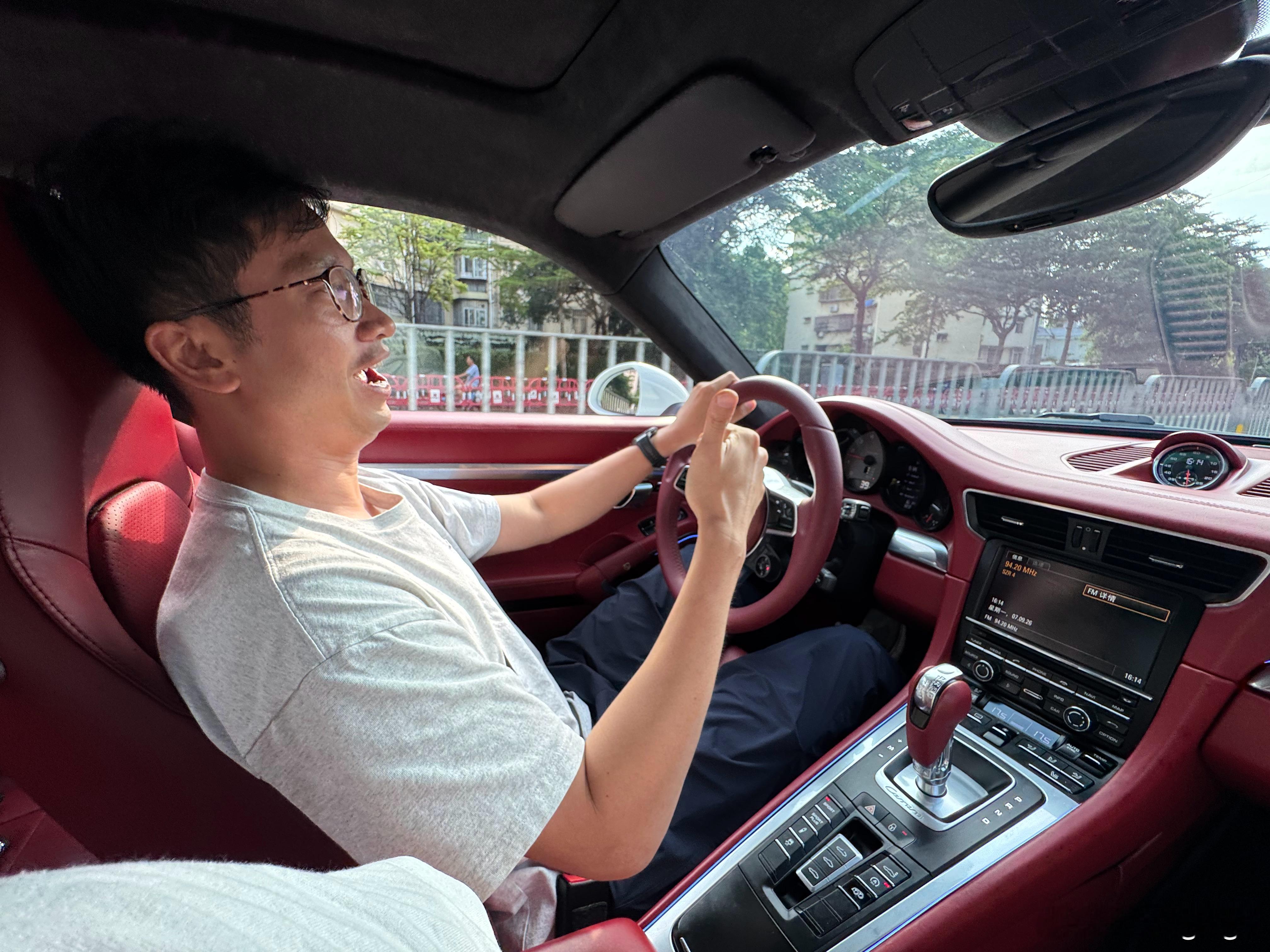 陪好朋友试车，第一次开就完全感受到911的乐趣[偷笑][偷笑]大v聊车不可替代 
