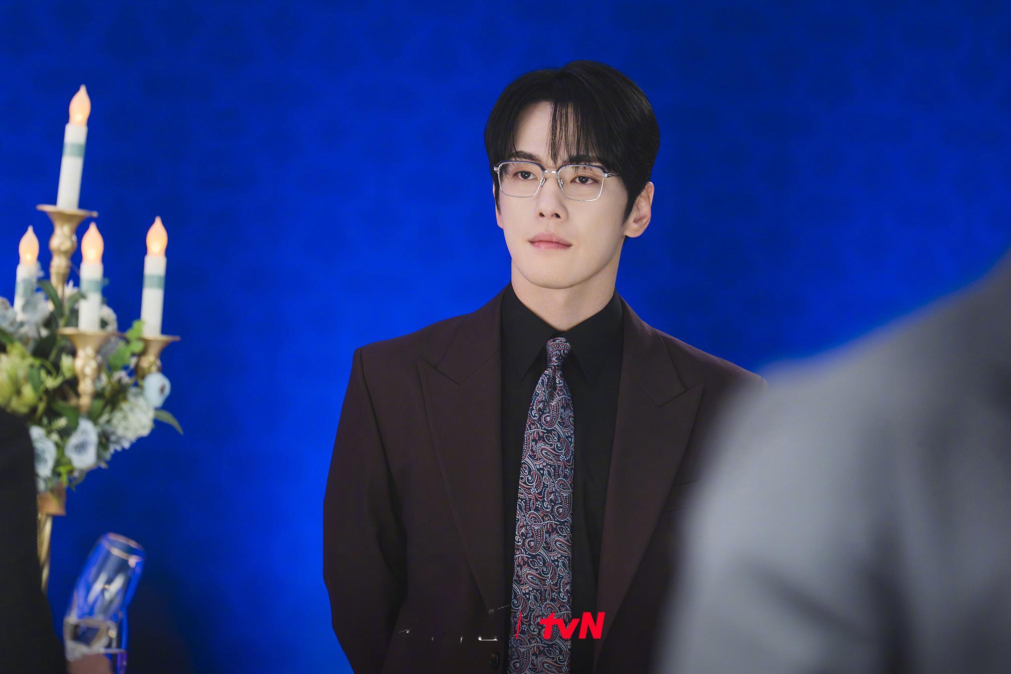 tvN新月火剧Siren 公开金正贤 剧照。该剧改编自日剧《冰的世界》，讲述一名