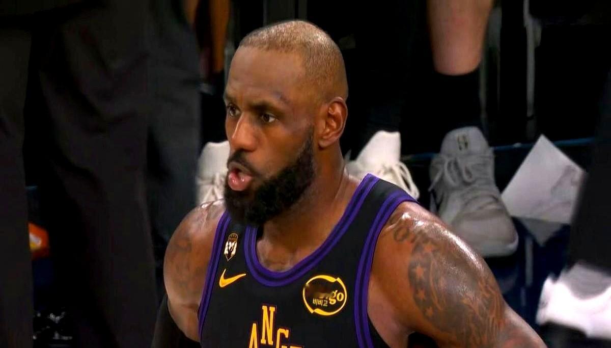 “你还想在这个队打完这个赛季吗？”

记者话筒都快杵到脸上了，问题尖锐得可怕。