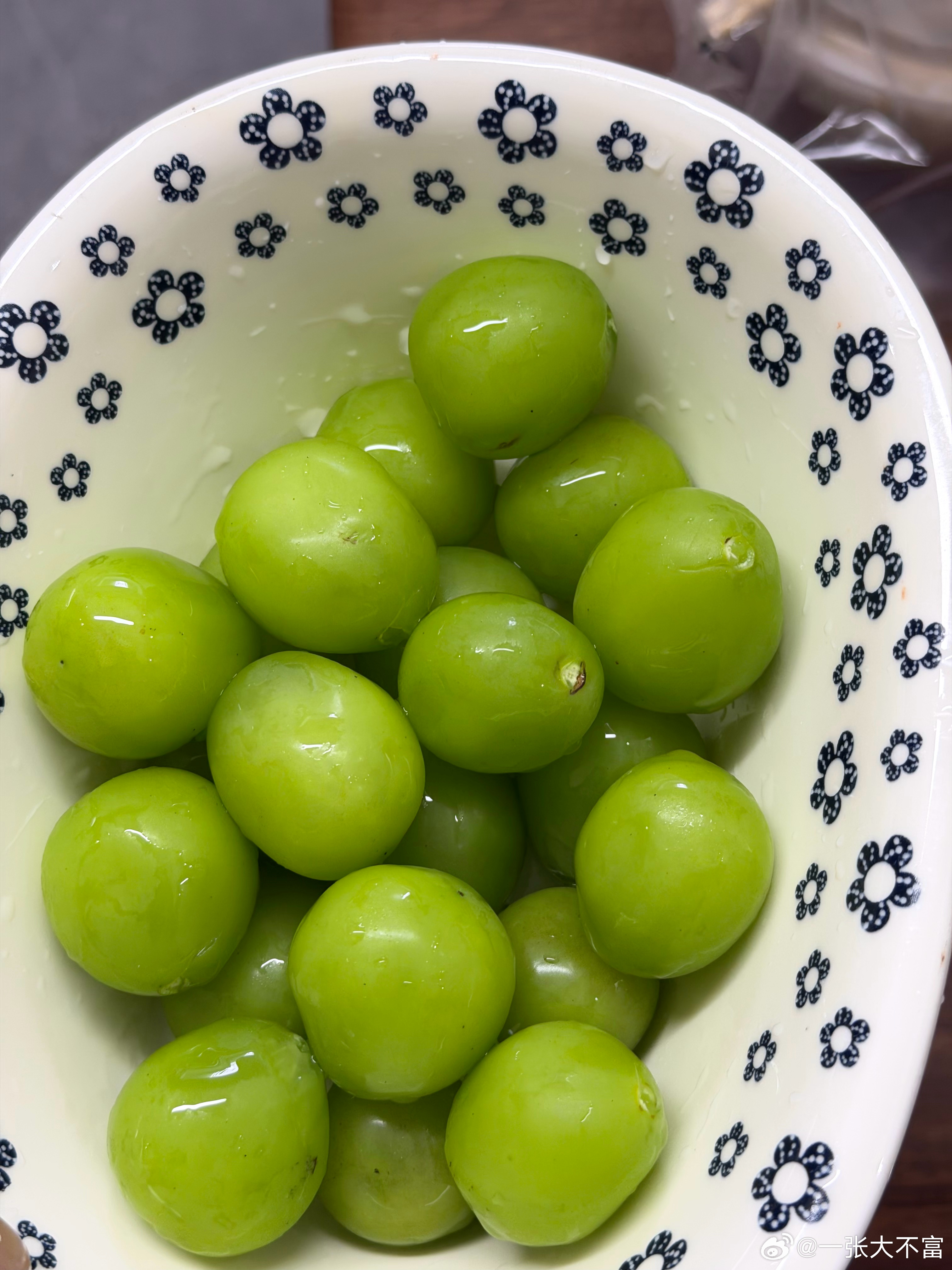 真的很爱吃阳光玫瑰这个品真的蛮不错 脆甜个大 
