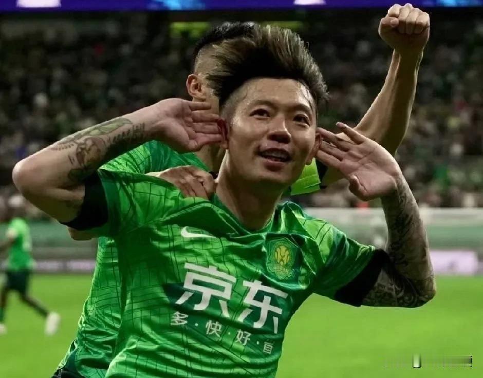 这球是故意送的吗？！长春亚泰门将吴亚珂送大礼，张稀哲400场里程碑破门，距离单场