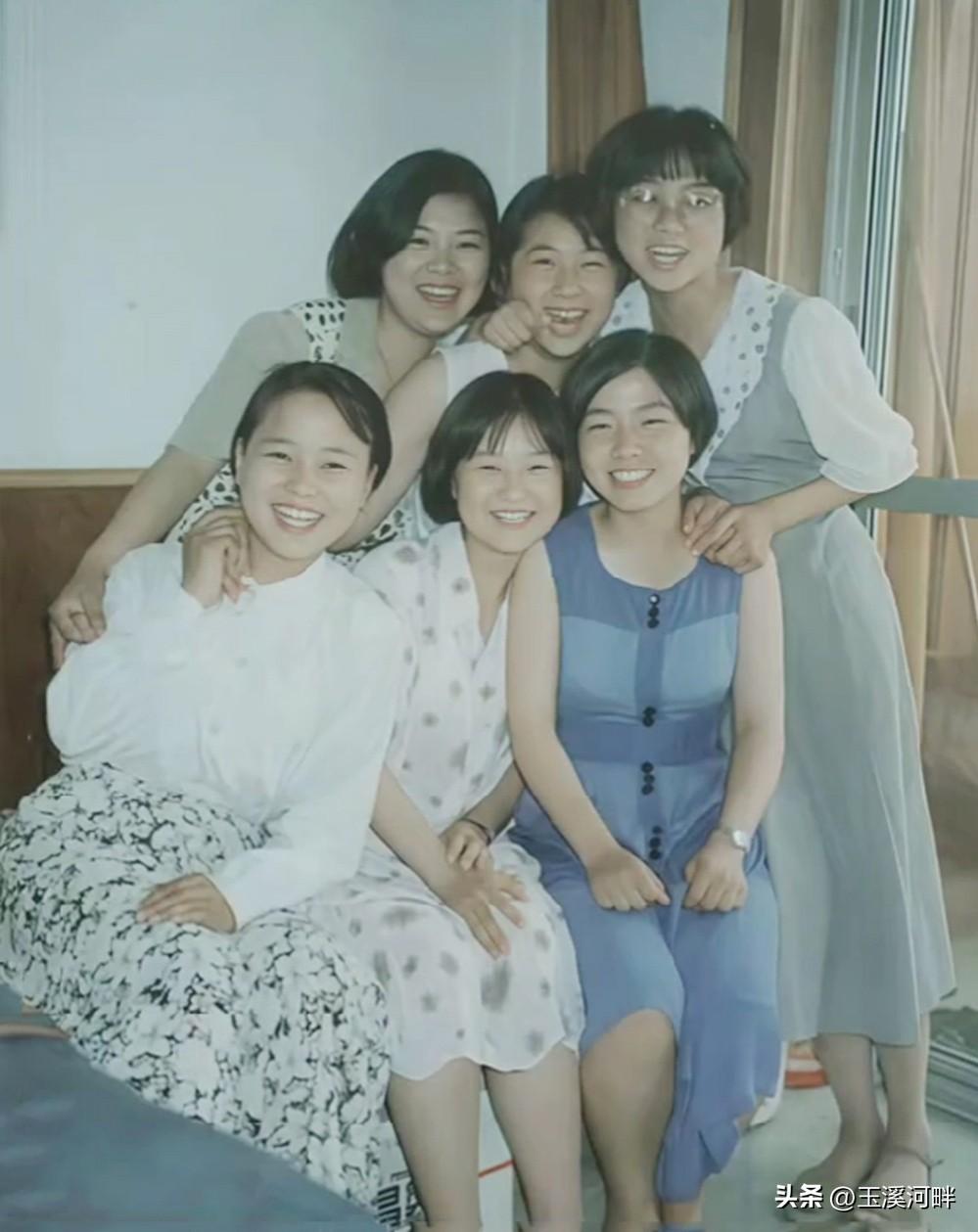 她们毕业那年很幸运，师范还包分配，大部分人都投入到小学教育中去。只有极少数家里有