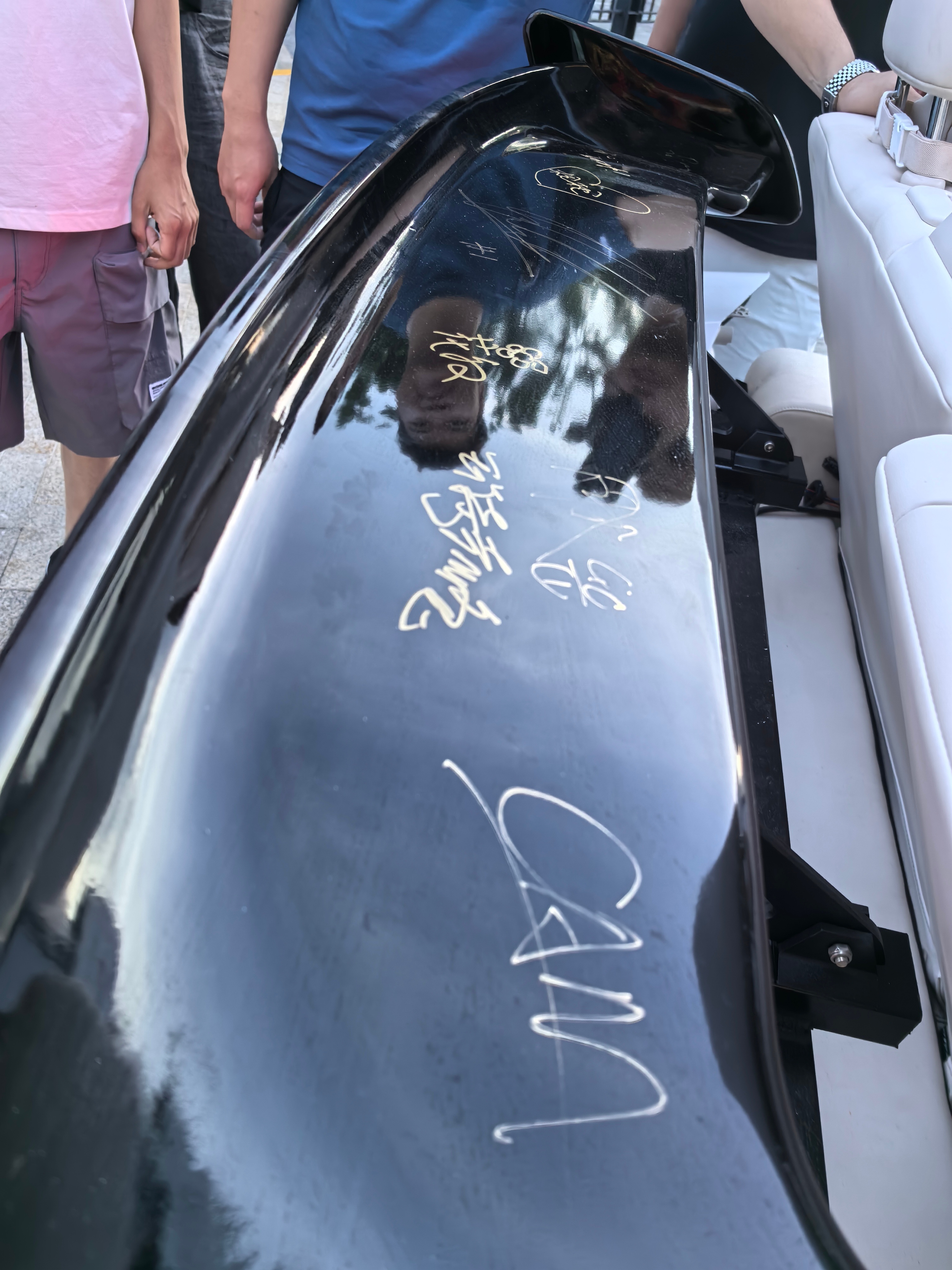 小朋友都抢着坐 的纯电GTR落地直接在广场开始营业了。试驾了一下，后轮转向有点灵