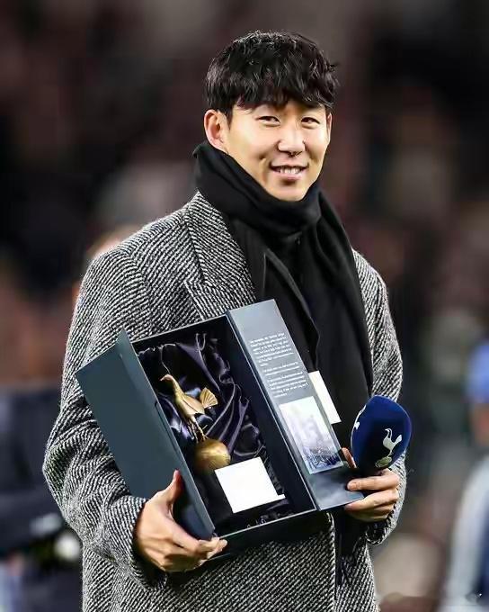 孙兴慜热刺主场正式告别 十年征程谢球迷永记热刺为家 北京时间12月10日，热刺欧