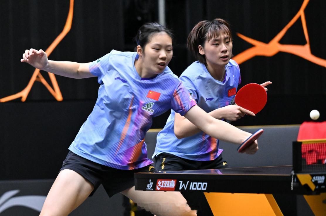 陈熠/李益惠3:2拿下长崎美柚/金娜英的时候，注意看台上的郑长弓了吗？
他应该带