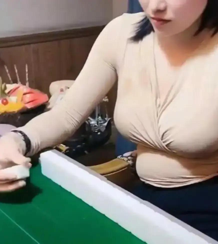 麻将桌这地方，真不是啥干净场子。
 
我一同事，心疼老婆上班累，让她在家带娃做饭