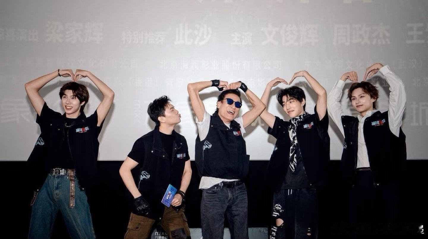 梁家辉 当年我的帅怎么没人发现 这大概就是经典帅哥的凡尔赛吧！不过影迷们早就发现