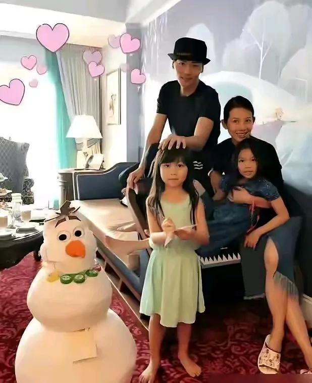 “冬日暖阳，家庭团聚，雪人相伴，幸福满满”💕🌨️👨‍👩‍👧‍👦