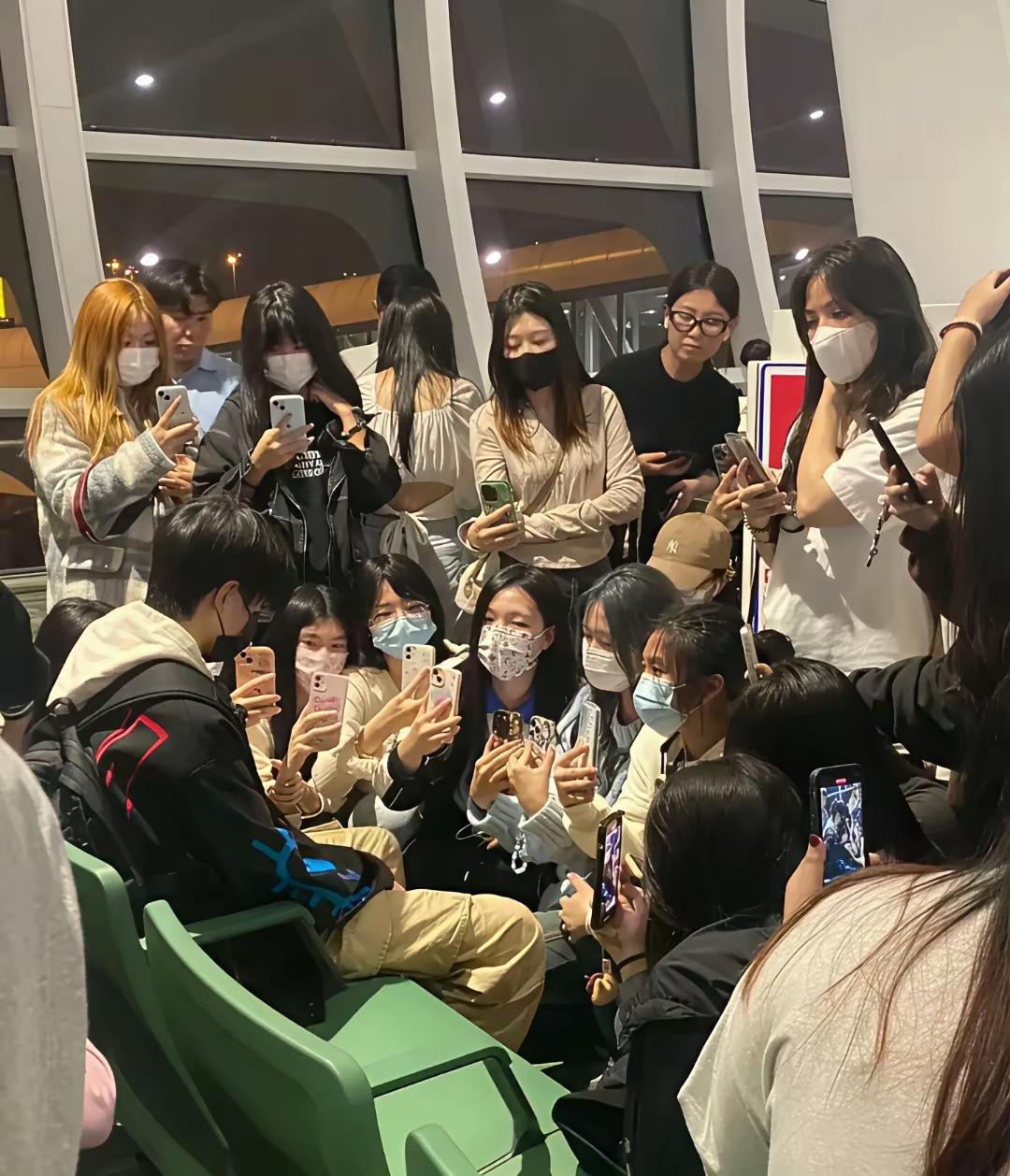 这些粉丝都这么疯狂的吗，追星都追到了机场，还把机场安检通道当摆设，白读这么多年的