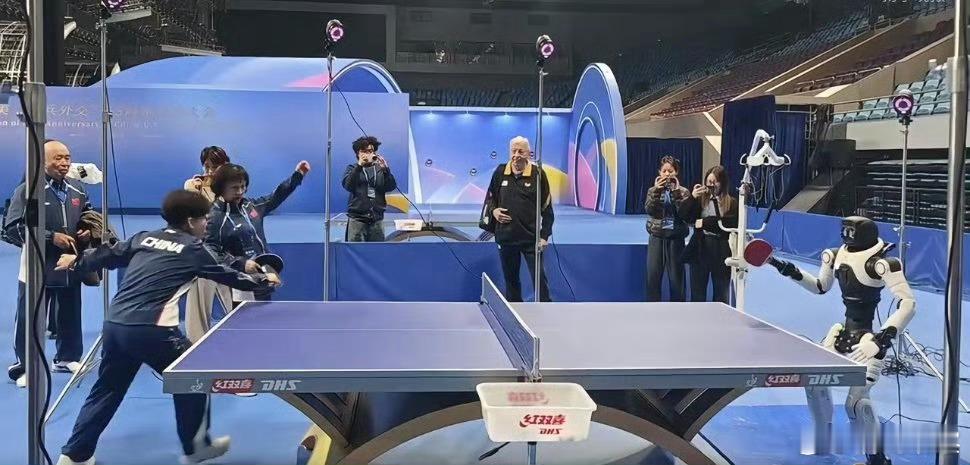 世界冠军与机器人同台对决55年前，小球推动大球破冰；55年后，世界冠军跟机器人打