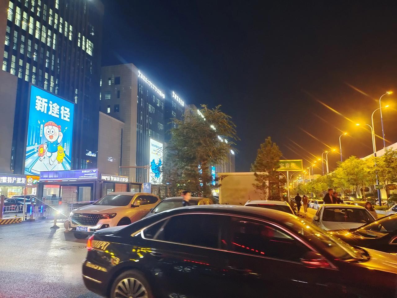东二环前不塔气一带入驻了知名的培训学校和企业，现在整条街繁华起来了，餐饮业和住宿