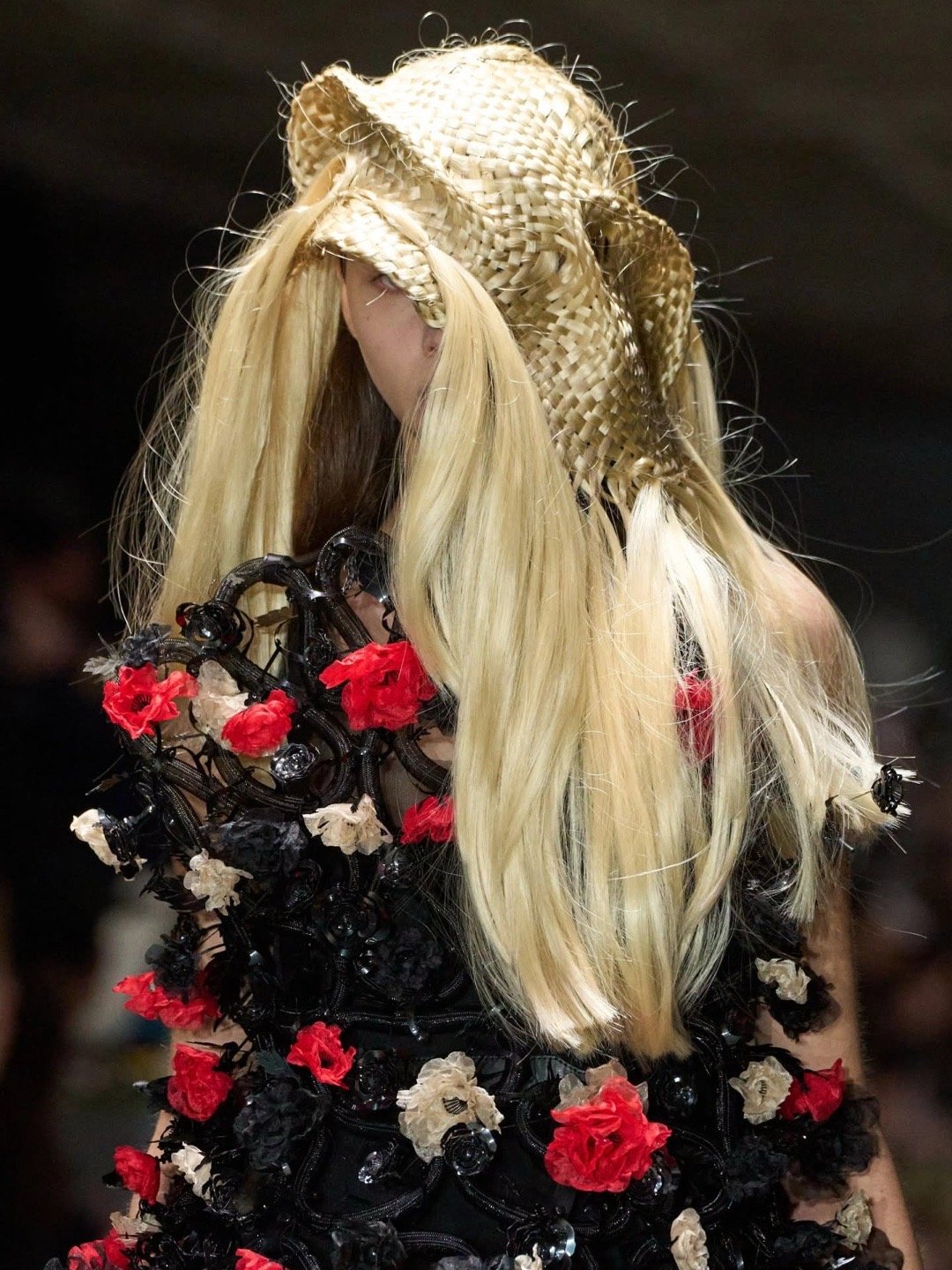 noir kei ninomiya 2026秋冬的秀场上，各种动物发饰出现在模特