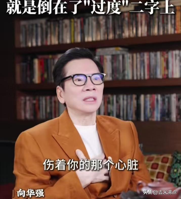 李小龙突然倒下，练得太狠还是病早有了？真相其实挺安静。
他那天下午说头痛，晚上吃