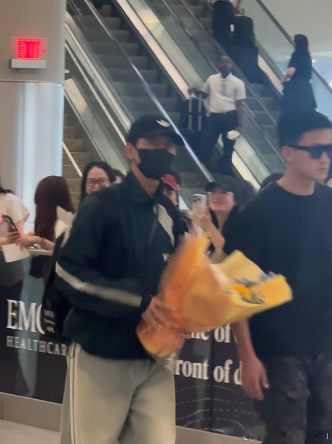 李现为世界杯开球 lx阿迪达斯品牌全线代言人李现 好期待李现为世界杯开球啊！因为