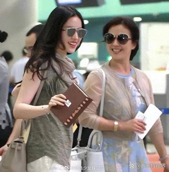 刘亦菲生母刘晓莉。1987年刘晓莉与安少康在湖北武汉生下女孩，取名安风，她就是刘