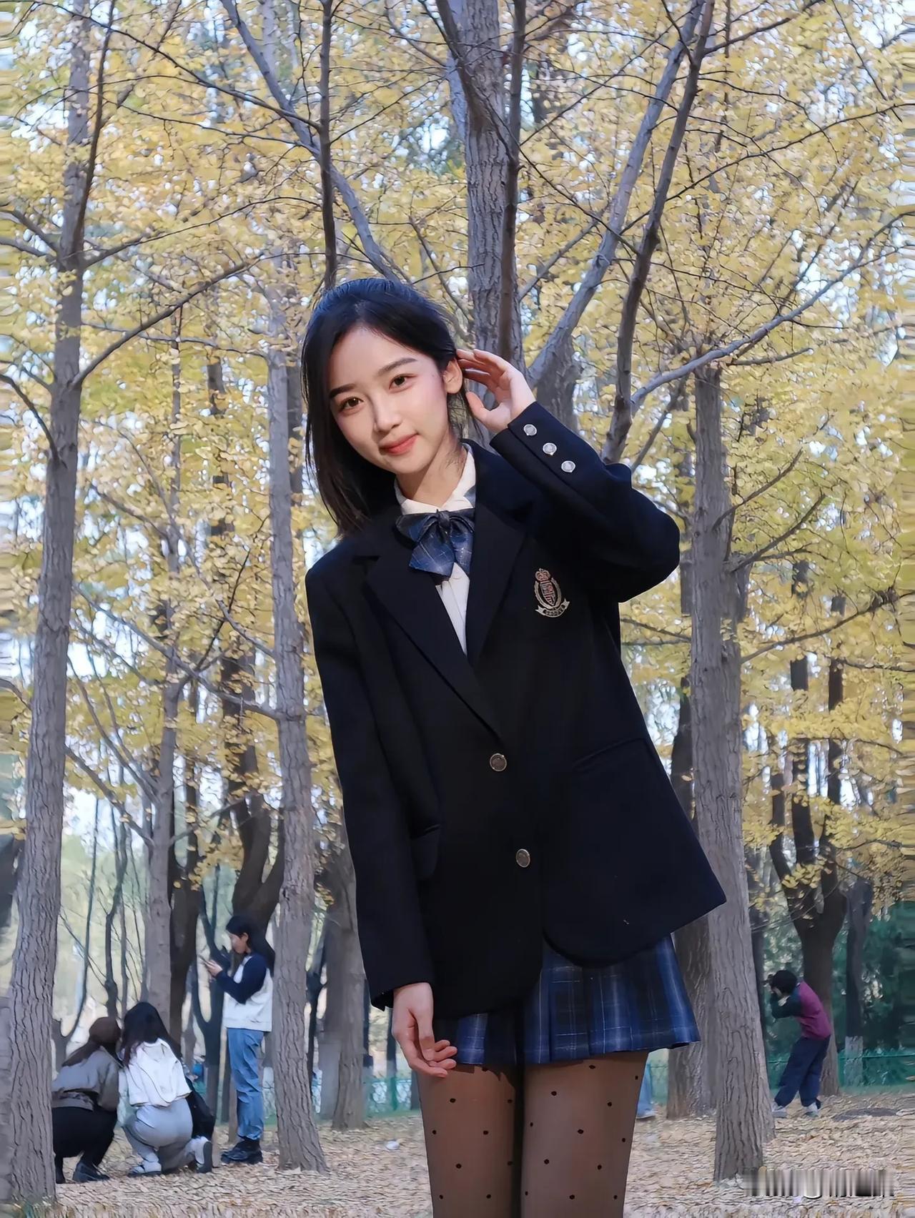 秋意渐浓，落叶纷飞。