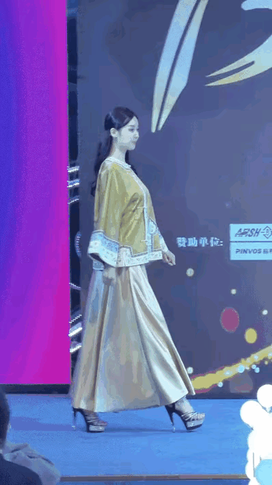 这哪里是气质，分明就是实力。
当拱开双手时候，你就知道她的实力全在亮点上。