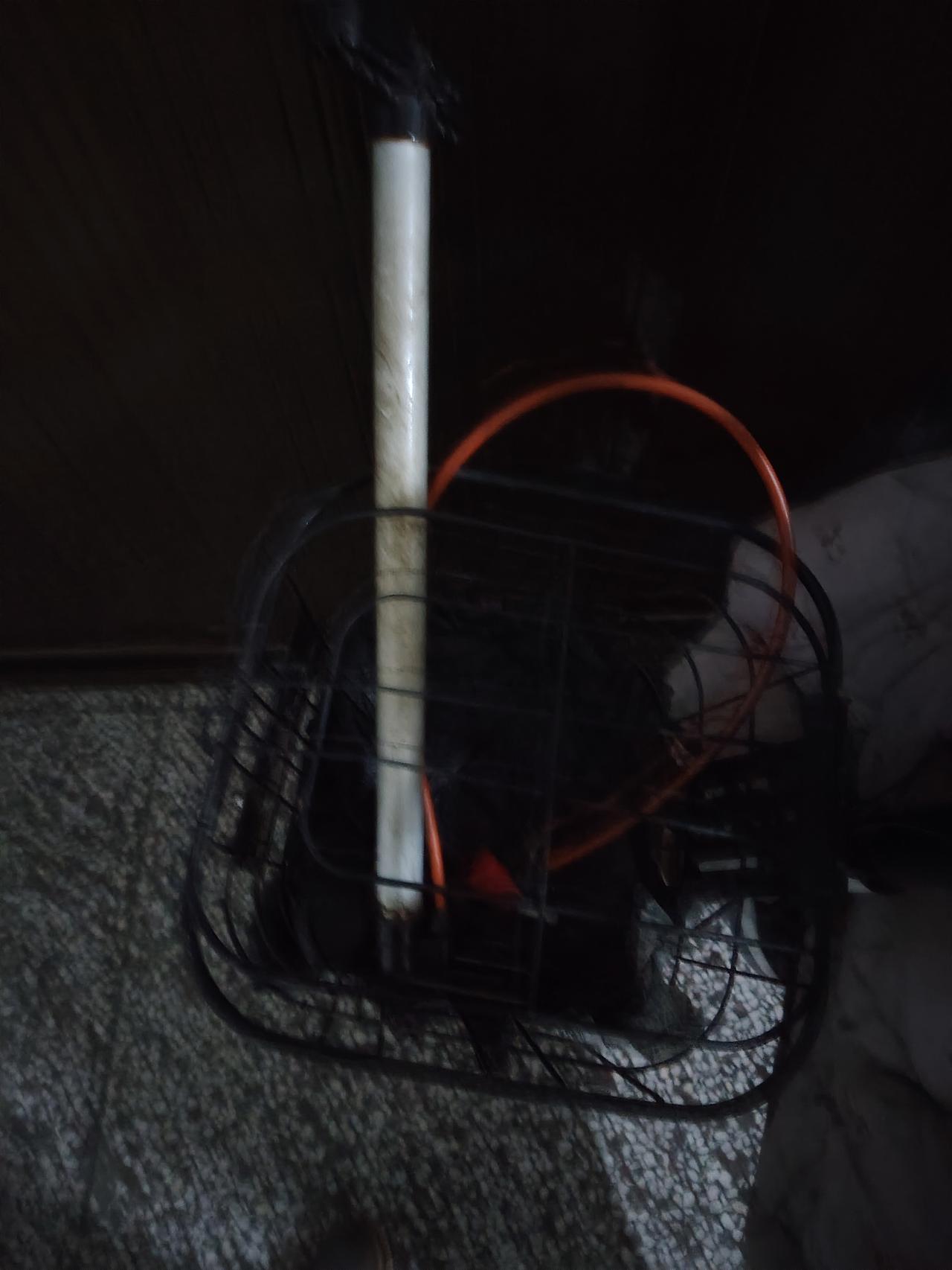 路不拾遗，只是梦想。电动车子，停靠楼旁，车兜里面，放的帽子，被人拿走！车篮里面，