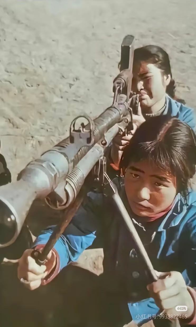 打飞机的女民兵 