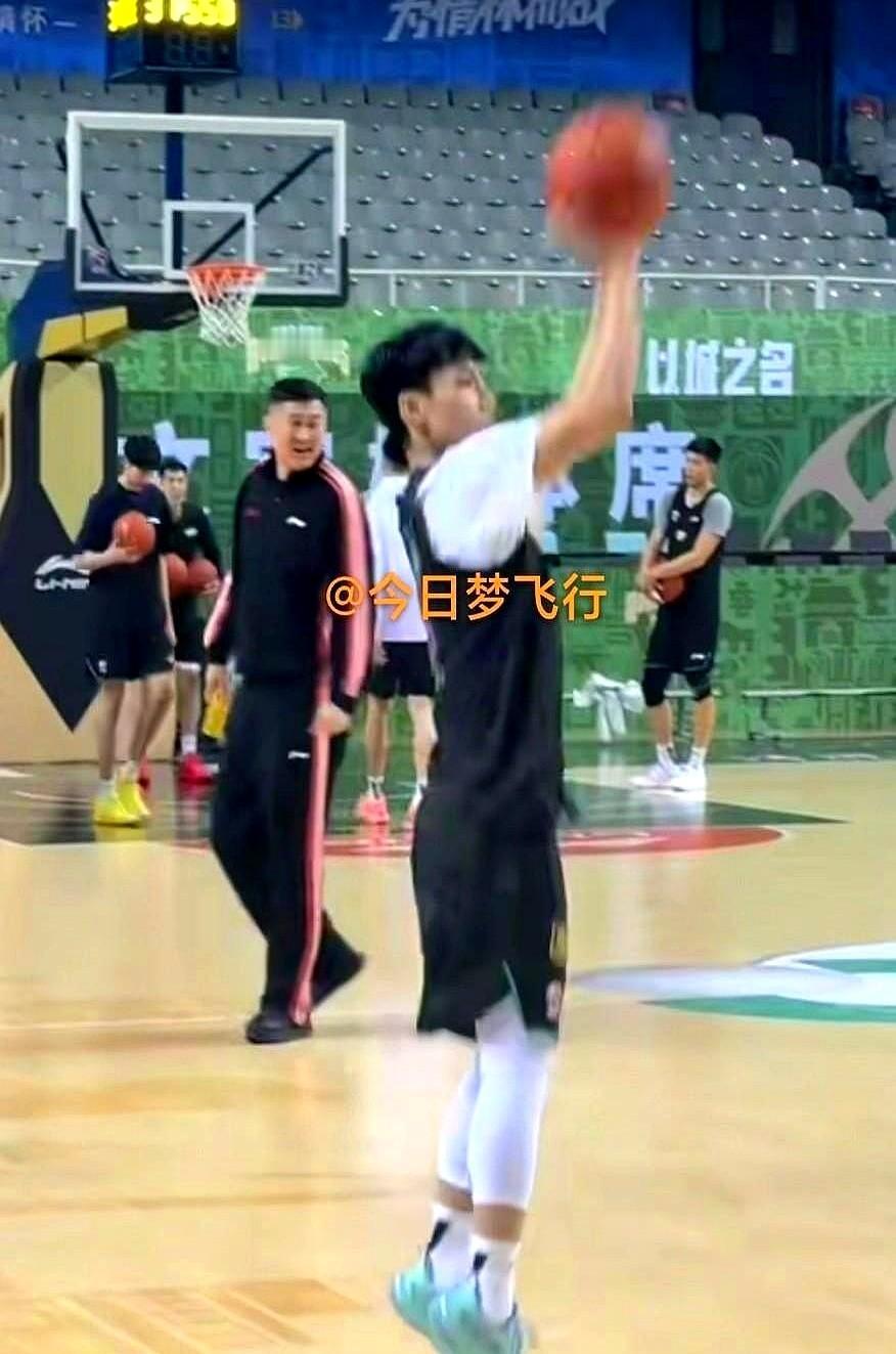 郭昊文那42分，真差点就在咱们自己家门口掀翻了老东家！

揭幕战那场球，回想起来