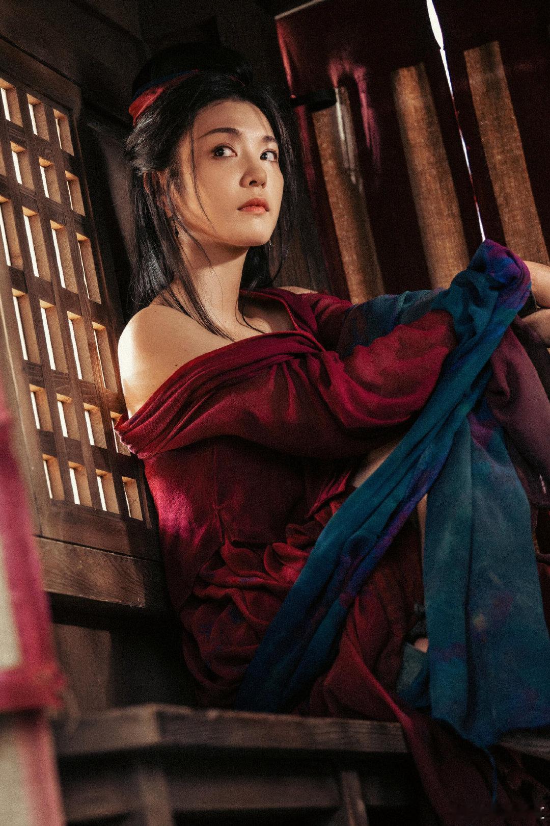 镣铐成了《镖人》燕子娘的高光道具。李云霄用越剧水袖技法转化为铁链动作，静态子午相