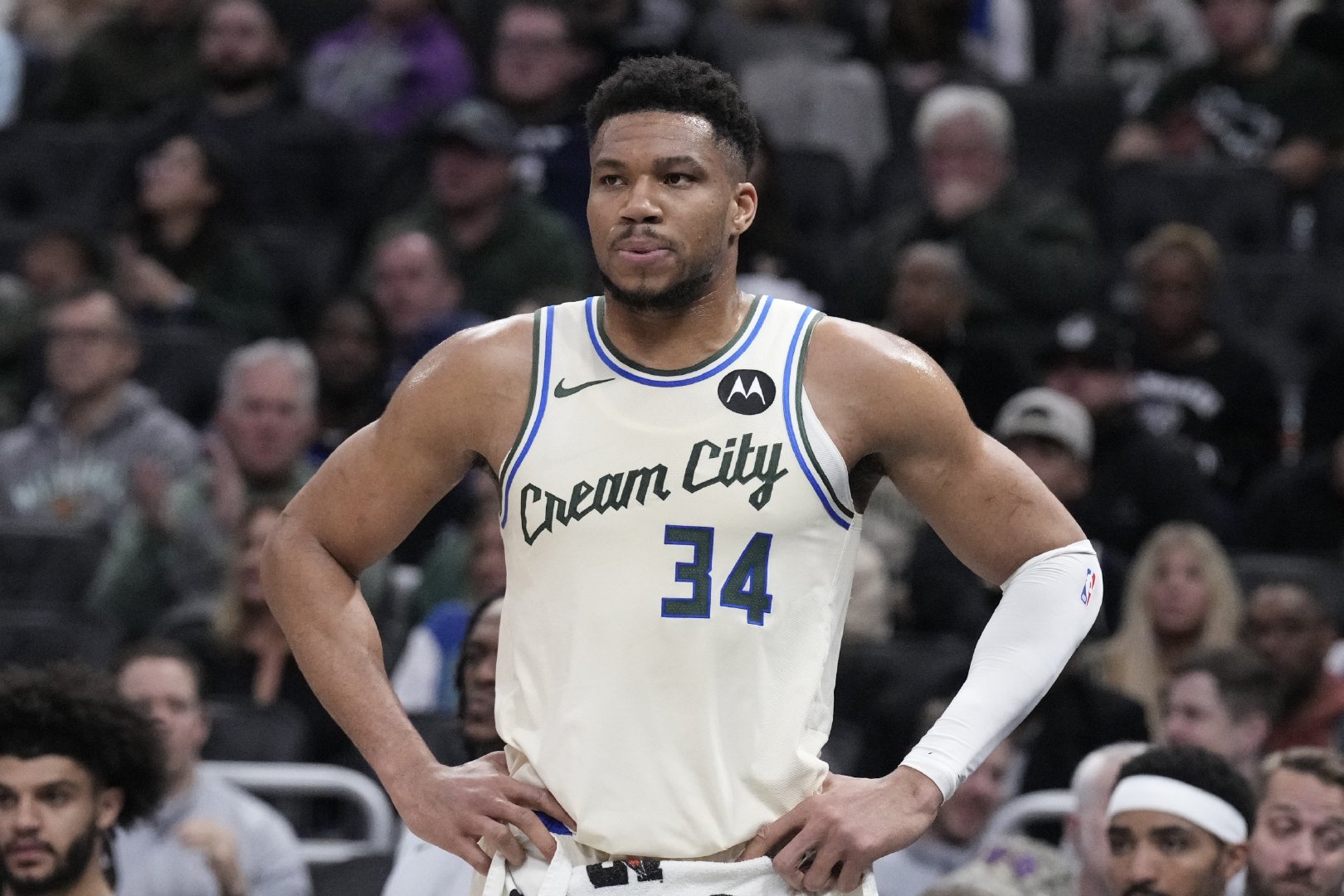 #字母哥狼来了3.0#TA记者Sam Amick谈到了雄鹿和扬尼斯-阿德托昆博的