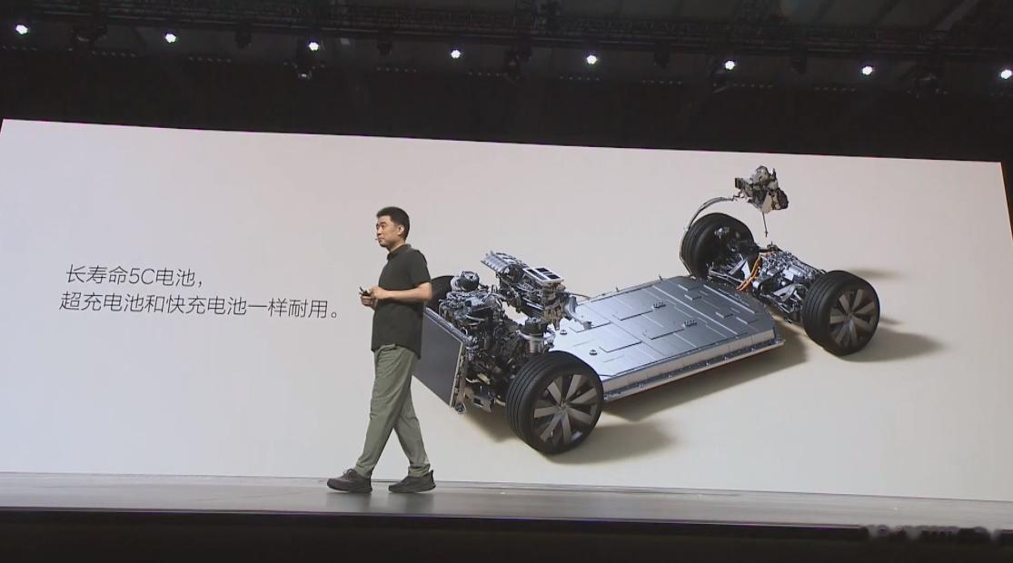 理想i8 这次正面回应了很多人所臆想的“超充铁定伤电池”，选用理想MEGA 60