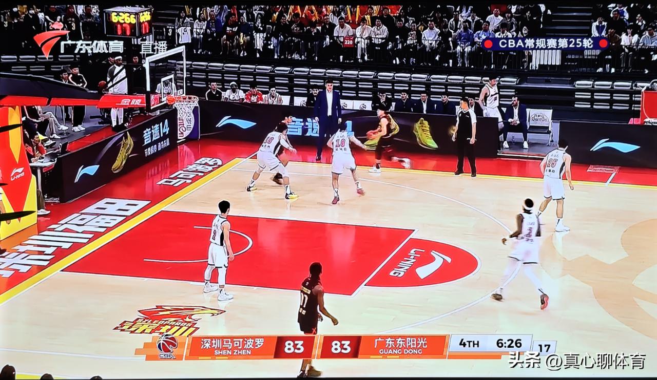 第四节两队僵持阶段，杜锋放在场上的阵容为徐杰、萨姆纳、张浩嘉、杜润旺和焦泊乔[捂