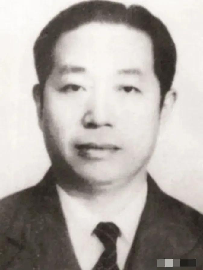 1945年，日本投降后，日军少将决定将10万支步枪、数百万发子弹交给一个地下党员