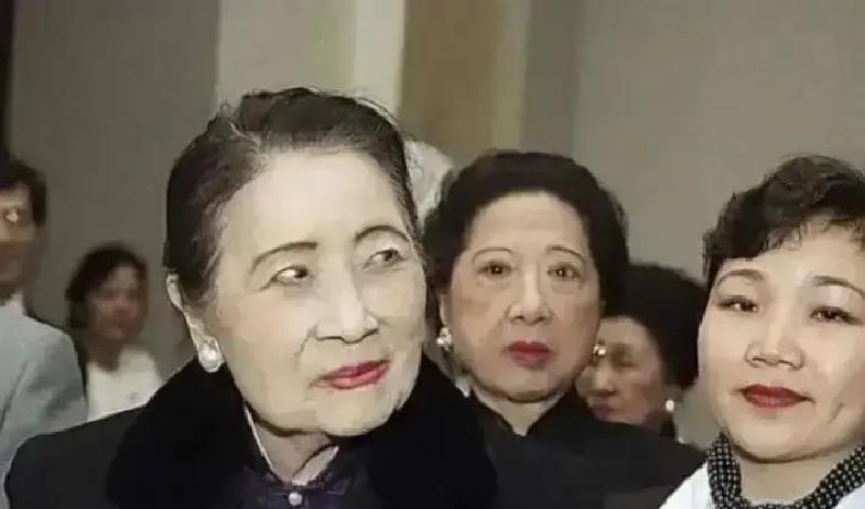 2003年，106岁的宋美龄在美国纽约逝世。她晚上逝世，第二天就被人从公寓里面用
