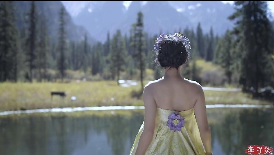 李子柒：归来仍是顶流网红。

又见李子柒的视频上架，这次她做非遗蚕丝绒花。我说她