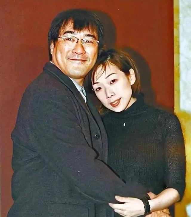 1994年，李宗盛婚内出轨，爱上了妻子的闺蜜林忆莲，为需求刺激两人同居了，不想林