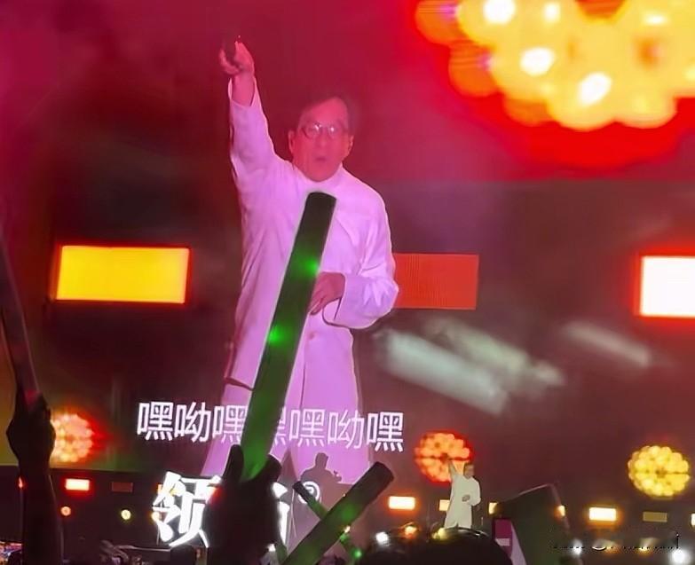 成龙大哥落魄了，都到小城市商演了。
蚌埠的一场拼盘演唱会，成龙、徐怀钰成了焦点。